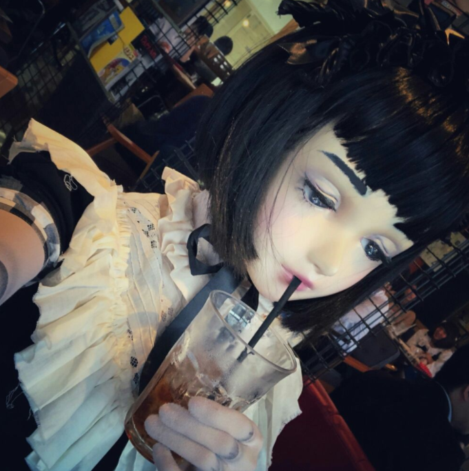 6873F080 BC9E 4335 81F2 DECDA3421CABラブドールに変身させるアートサービスを提供する日本人写真家
