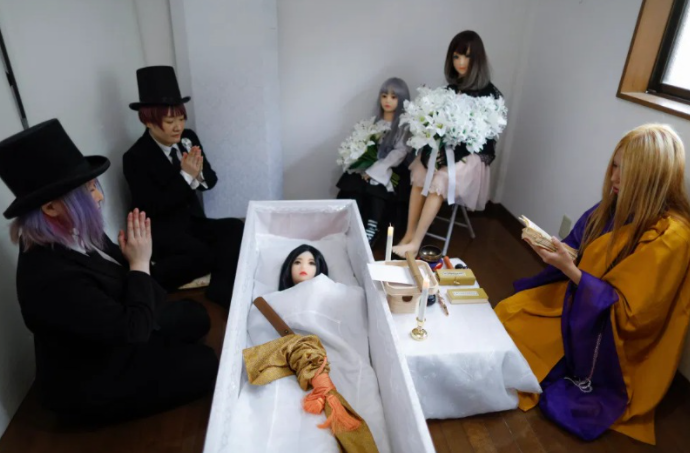 image 17日本企業がラブドールの葬儀にAV女優を起用