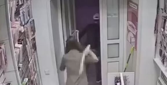 image 101女性店員がディルドでナイフを振るう強盗と戦う