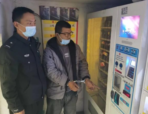 image 64アダルトショップのオーナーが自分の店で販売するために性具を盗む